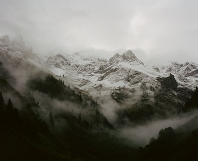 白雪覆盖的山地人